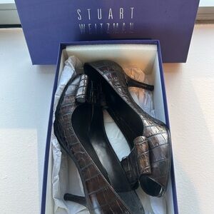 Stuart Weitzman Bowright Fig Varnished Crocodile Bow Heels Brand New size US 7.5